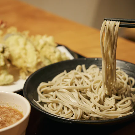 【逗子】太打ちをたっぷりのおろしつゆで味わう「越前そば」の名店